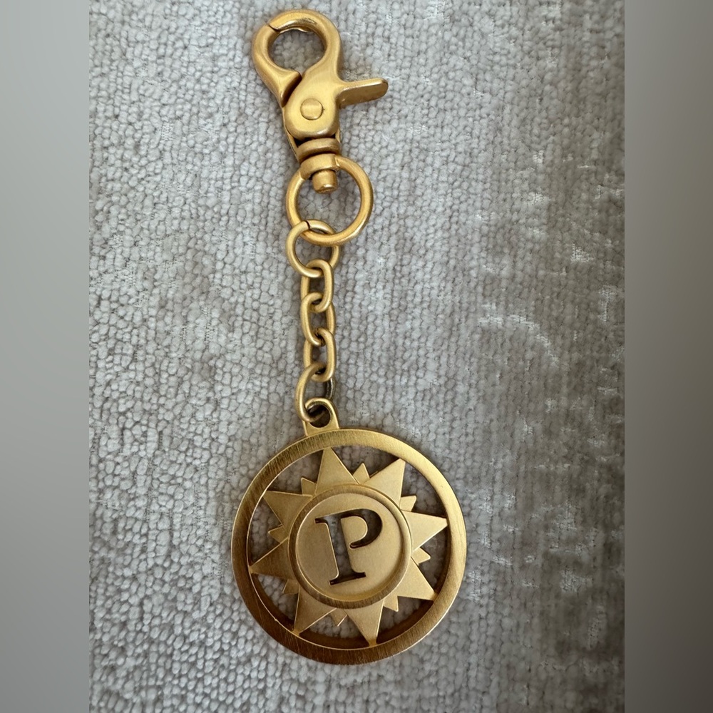 PARAZUL LOGO METAL BAG CHARM KEY HOLDER MATTE GOLD-(A